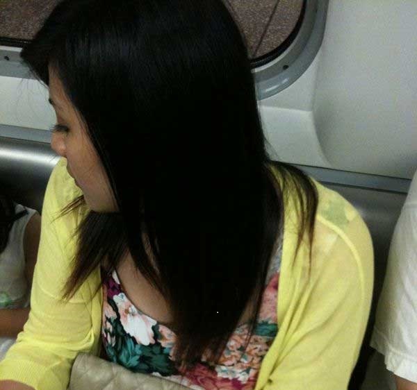 地铁上的花色长裙黄色外套美女二 (9).jpg