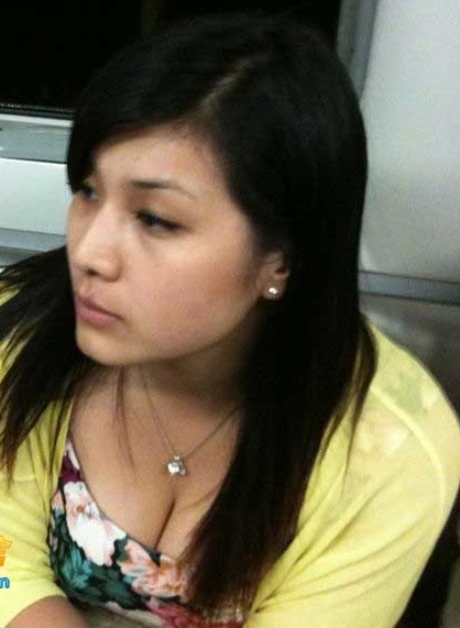 地铁上的花色长裙黄色外套美女二 (10).jpg