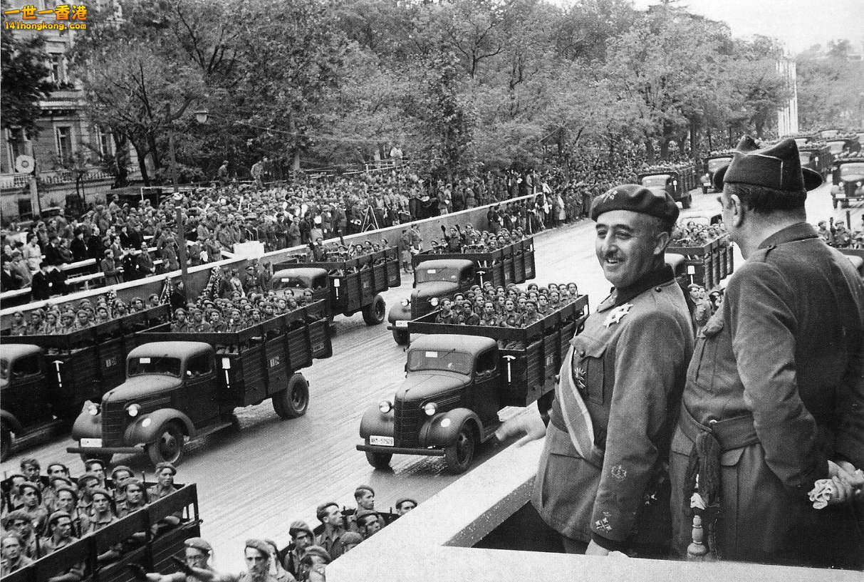 Franco-reviewing-troops_1939.jpg