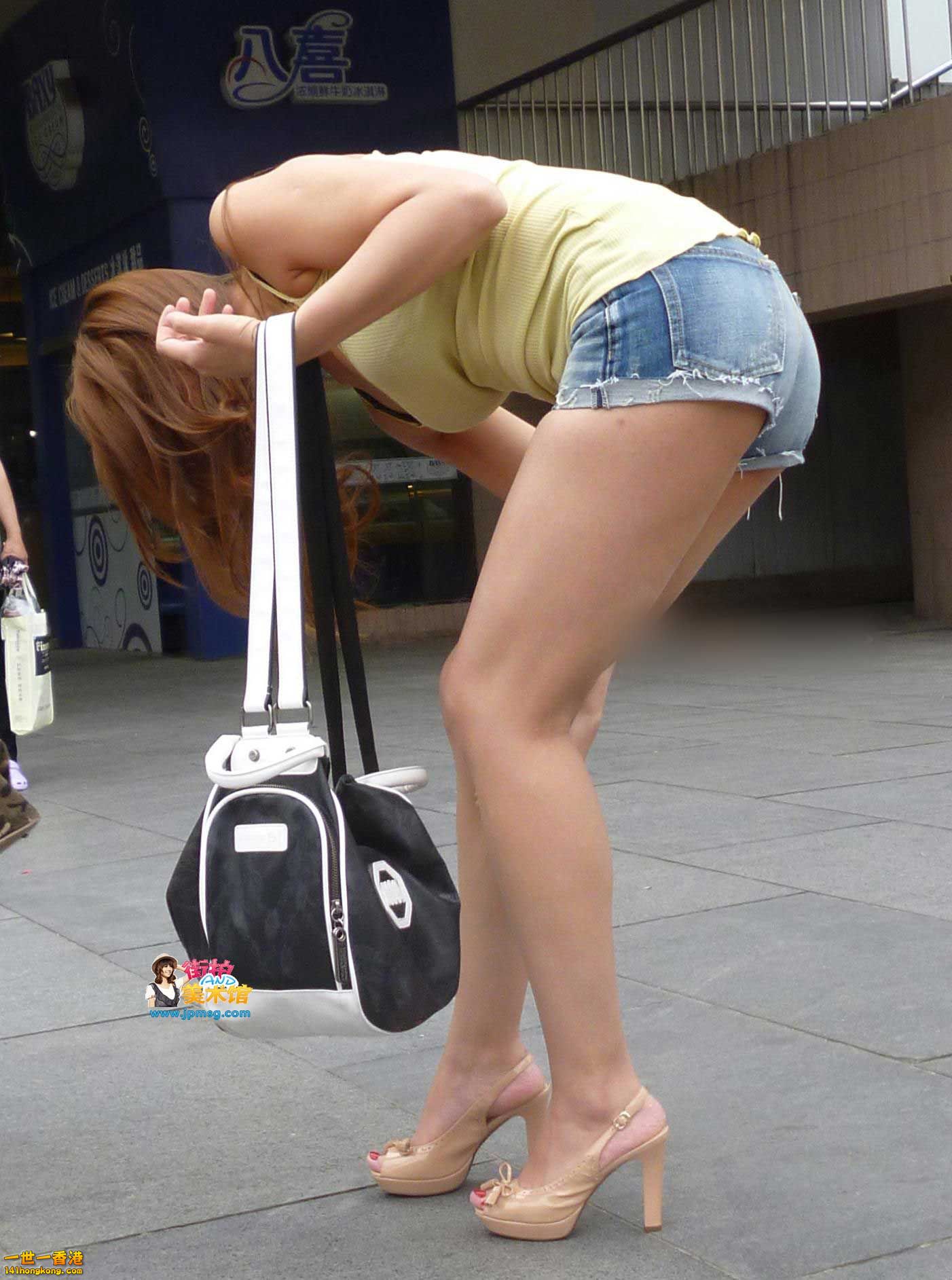 火辣淡黄色吊带热裤美女 (12).jpg