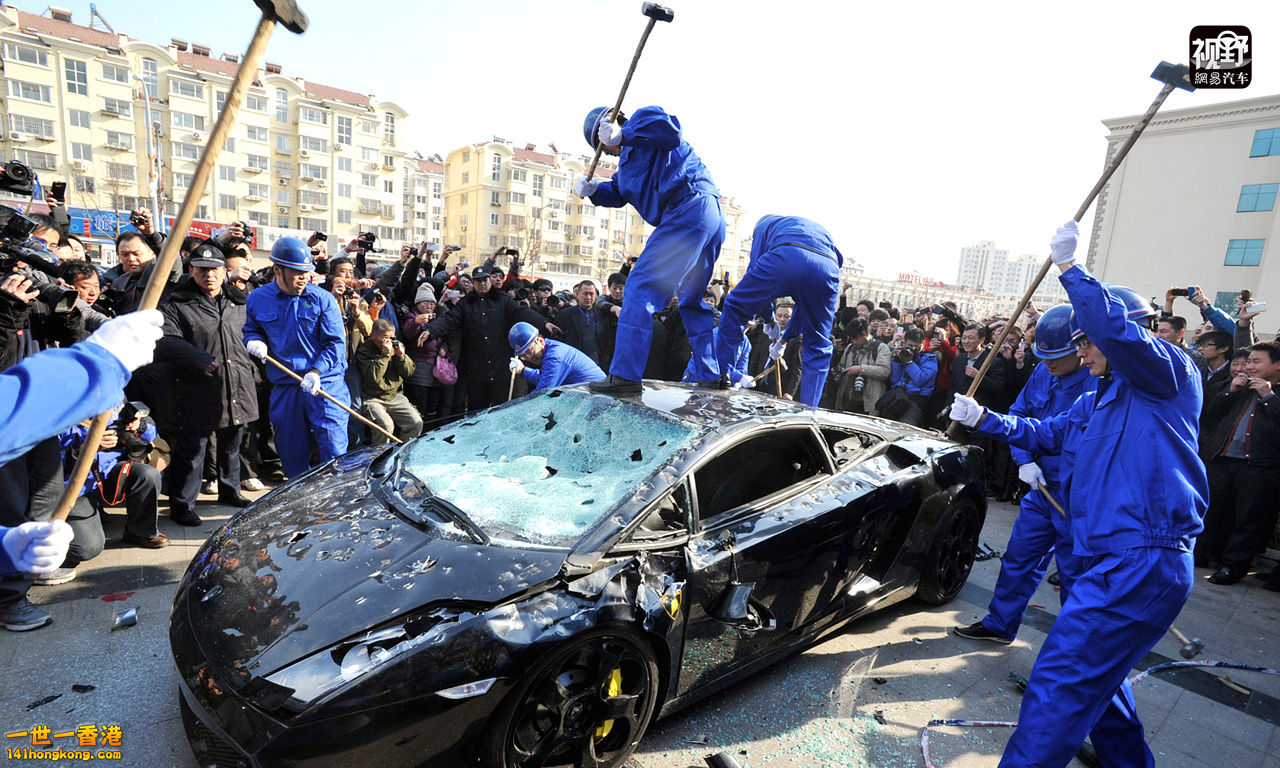图为2011年青岛车展，因不满4S店售后，某豪车主雇人砸车。1.jpg