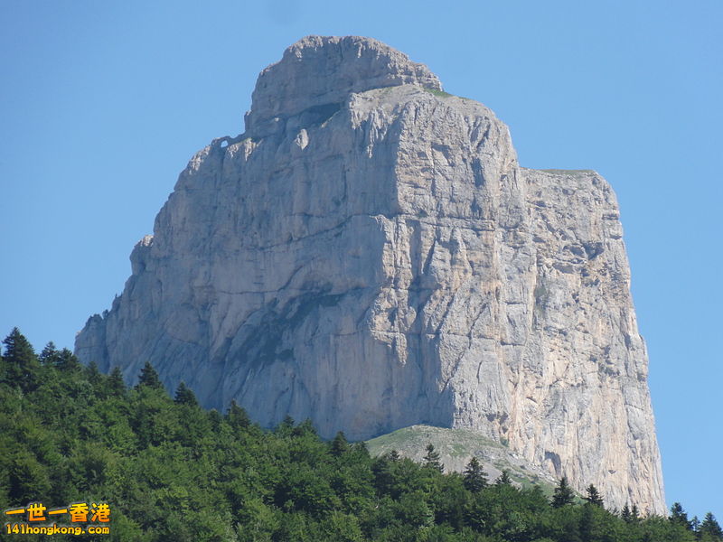 800px-Mont_Aiguille_avec_arche_vu_du_Pas_de_l\'Aiguille.JPG
