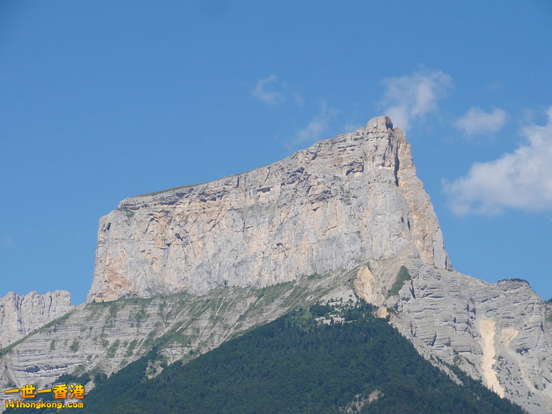 800px-Mont_Aiguille_vu_de_RN_Clelles.JPG