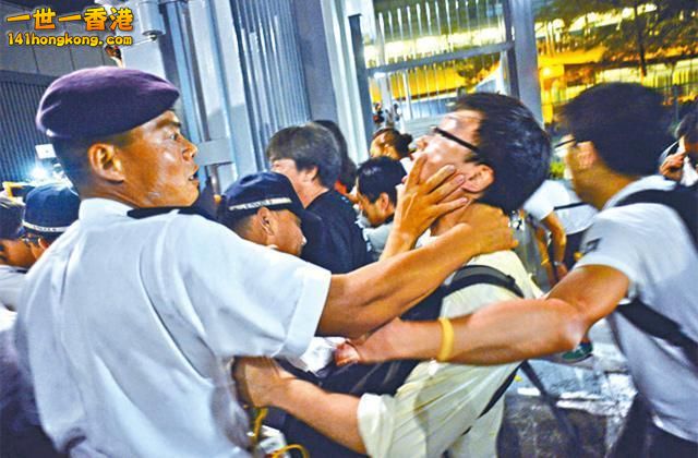 亞視記者採訪期間，遭警員推撞及叉頸，佢老母！.jpg