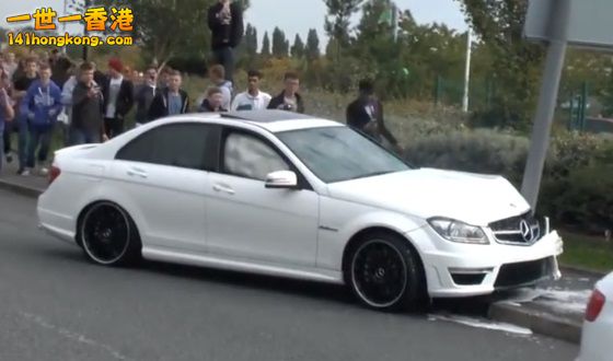 cocky-mercedes-c63-amg-driver-crashes-in-manchester-gets-mobbed-by-photographers.jpg