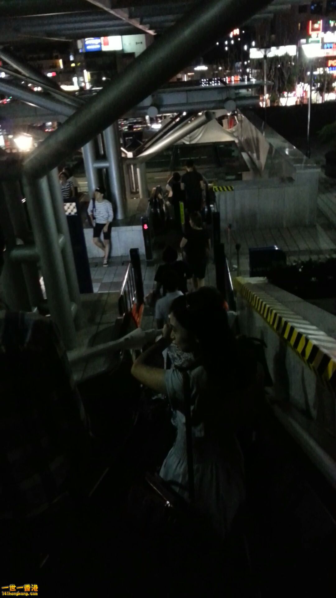 清涼里出右側面扶手電梯