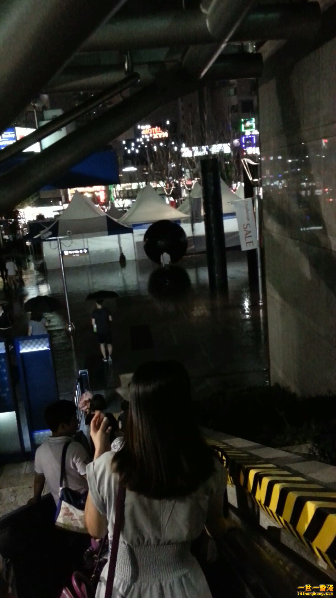 落地右面是樂天百貨