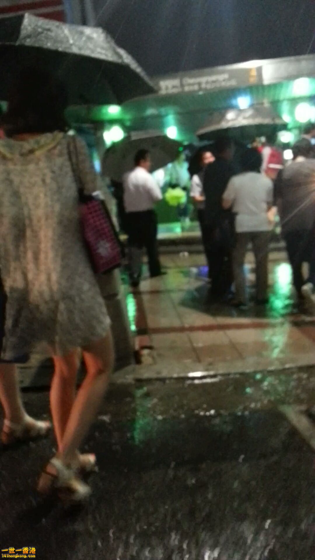 走左面穿過市集