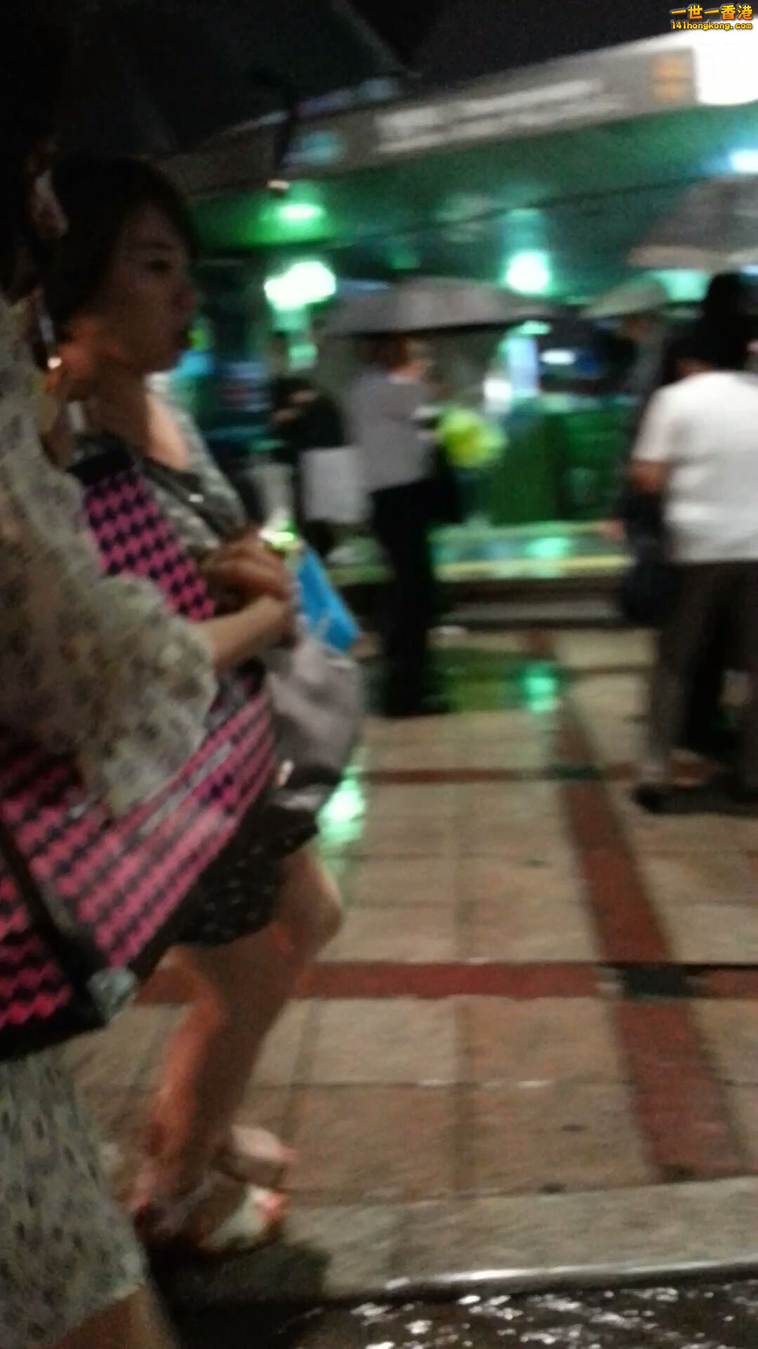 過市集後過一條小班馬線直入