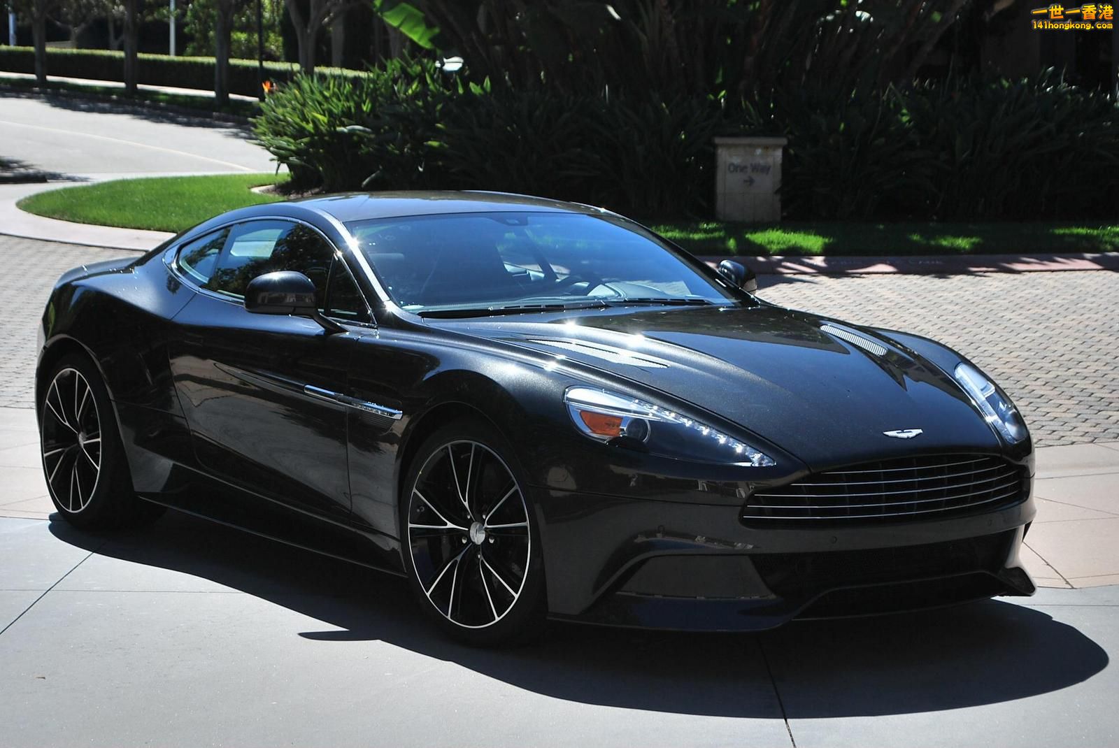 Aston-Martin-Vanquish-Black.jpg