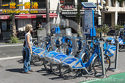 bike-rental-promenade-du-paillon-nice-bicycles-france-copyspace-40977349.jpg