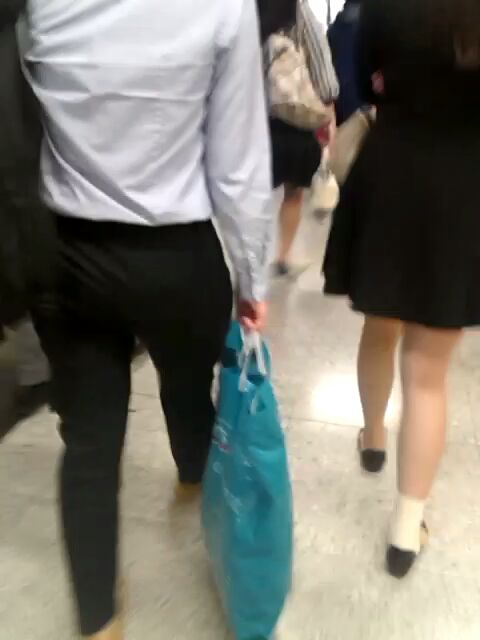 見到靚女，即刻追上去