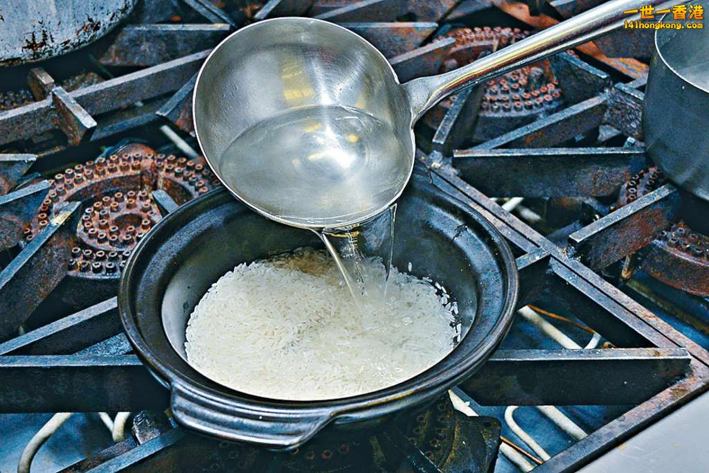 4 米洗淨放入煲內，加水以猛火煲滾，期間不斷以湯匙攪拌。.jpg