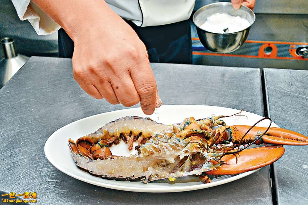 3 龍蝦開邊，以生粉、鹽及糖調味，放入爐內蒸三至四分鐘。.jpg