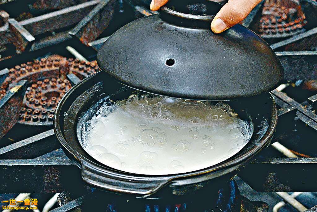 5 約煮十五分鐘，水開始收乾，蓋上煲蓋，轉慢火焗十二分鐘。.jpg