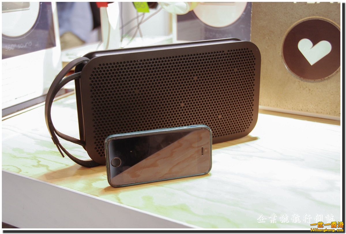 和 iPhone 5S 比較下，BeoPlay A2 是大了不少.jpg