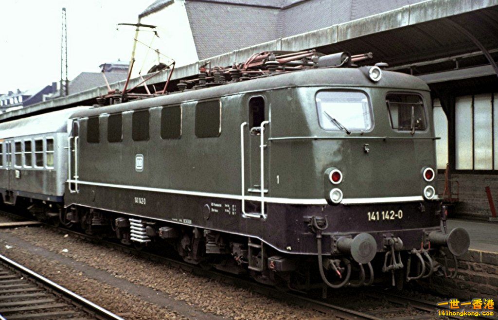 141-142-0-koblenz-mit-silberling-nahverkehrszug-90373.jpg