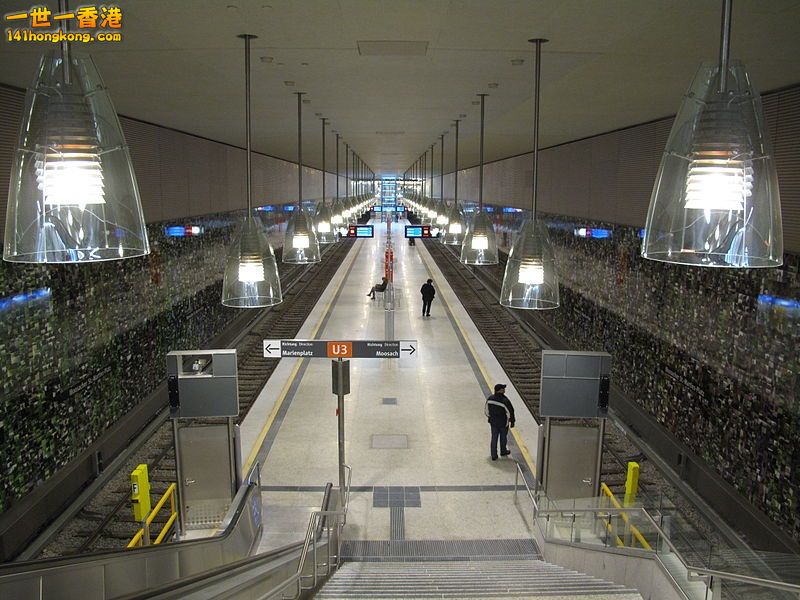 800px-20101212-U-Bahn-Station_Moosacher_St.-Martins-Platz_2.JPG
