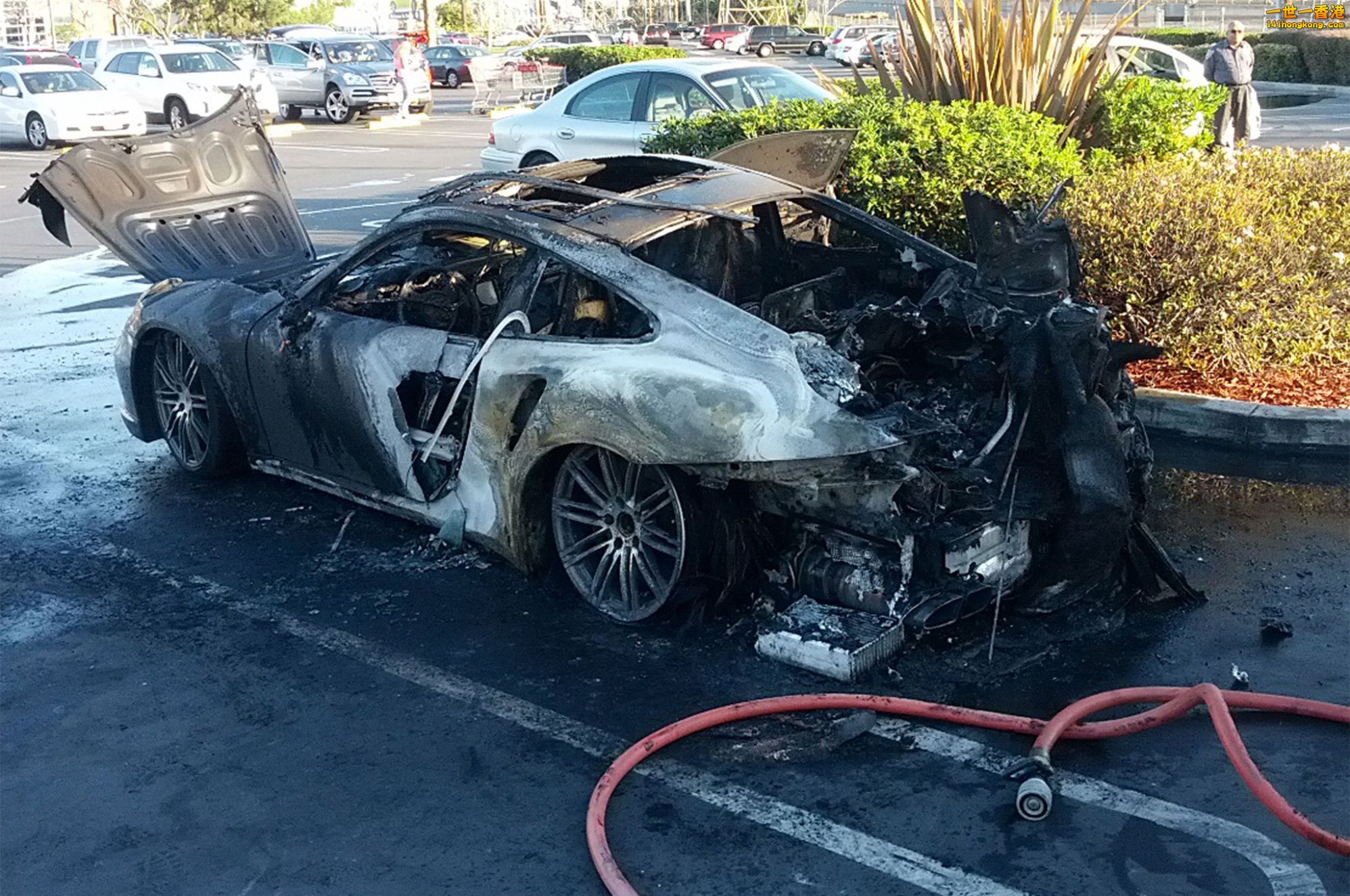porsche_burning_fire_2014_911s_turbo_flames_parked_firemen_004_7923416e00b8f4b93.jpg
