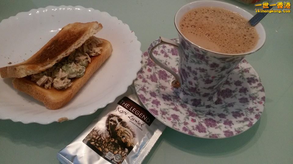 貓屎咖啡配酸瓜吞拿魚三文治.jpg
