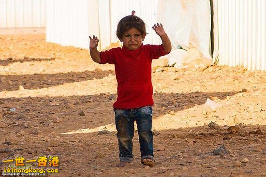 又有战地儿童把相机认成枪 高举双手令人鼻酸.jpg