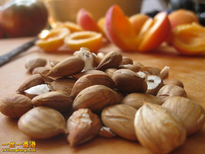 Apricot-kernels=700x525.jpg
