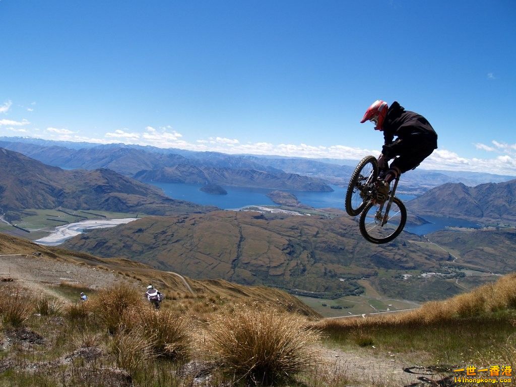 bike_freedom_bicycles_jumping_desktop_1024x768_hd-wallpaper-1020926.jpg