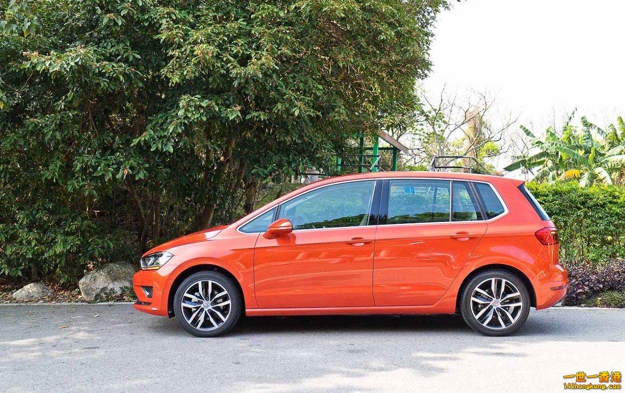 vw-golf-sportsvan-2015-02.jpg