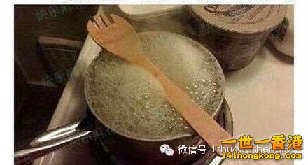 4. 在 煮湯的鍋上放木勺，可防止溢鍋.jpg