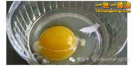 7. 把 手弄濕後，更容易撈起落在碗裡的雞蛋殼.jpg