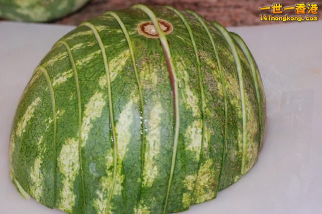 step 2 將西瓜橫切面朝下放，然後縱向切段，距離約1英寸.jpg