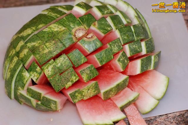 step 3 再以同樣的距離橫向切段，然後就有不會吃得滿臉都是，也不用怕果汁到處滴的西瓜棒享用啦1.jpg.jpg