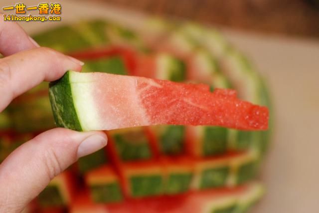 step 3 再以同樣的距離橫向切段，然後就有不會吃得滿臉都是，也不用怕果汁到處滴的西瓜棒享用啦2.jpg.jpg