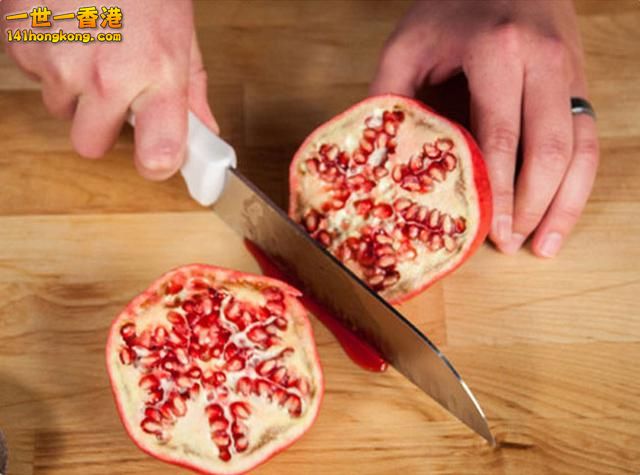 step 1 石榴對半切，在乾淨碗內裝適量飲用水.jpg