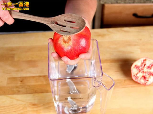step 2 一手拿著切開的半個石榴，橫切面朝著裝了水的容器.jpg