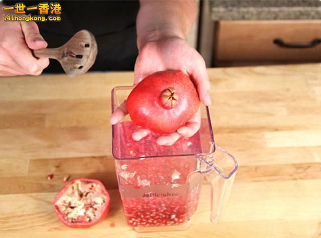 step 3 用勺子用力拍打石榴，讓果肉掉進水里..jpg