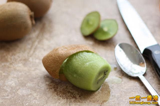 step 2 勺子插入奇異果，盡可能貼著果皮1.jpg