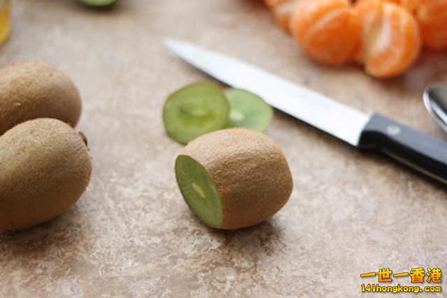 step 2 勺子插入奇異果，盡可能貼著果皮2.jpg