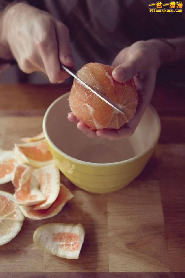 step 3  根據果衣的間距來切出成瓣的果肉（這一步最好在碗上進行，切好後可以直接掉入碗內，還可以保存滴下的果汁）1.jpg.jpg