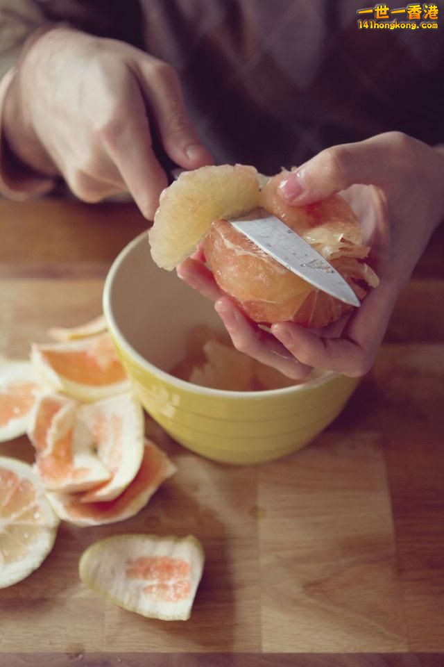 step 3  根據果衣的間距來切出成瓣的果肉（這一步最好在碗上進行，切好後可以直接掉入碗內，還可以保存滴下的果汁）2.jpg.jpg