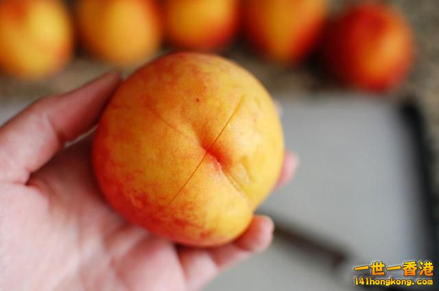 step 2 桃子末端用刀划十字.jpg