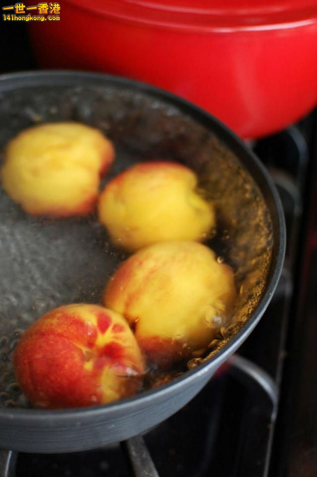 step 3 把桃子放进沸水里煮大約35-45秒（要整個桃子都浸入沸水里头哦~.jpg.jpg