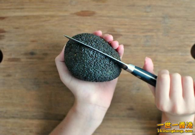 step 1 牛油果(酪梨)握在手裡，用刀沿著牛油果外圍劃一圈.jpg