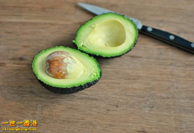 step 2 用刀劃完一圈之後，雙手握住牛油果扭一扭然後掰開兩半.jpg