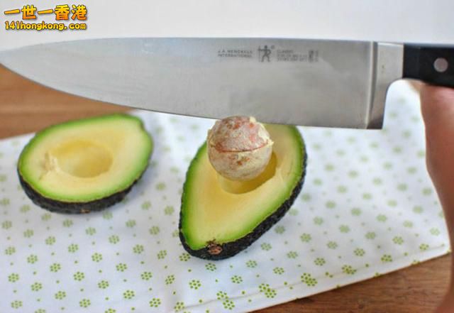 step 3 用一把鋒利一點的刀插入牛油果核，卡住後輕輕把核拔出.jpg