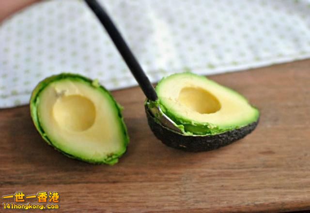當 然啦，你也可以在去核之後直接用勺子挖出整個果肉，然後 再切片~1.jpg.jpg