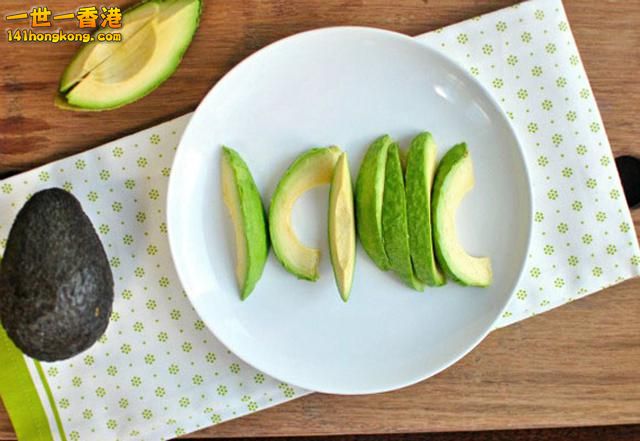 當 然啦，你也可以在去核之後直接用勺子挖出整個果肉，然後 再切片~2.jpg.jpg