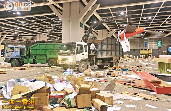 大量簇新、只用過一次的書櫃，還有木板即場放進垃圾車壓碎。.jpg