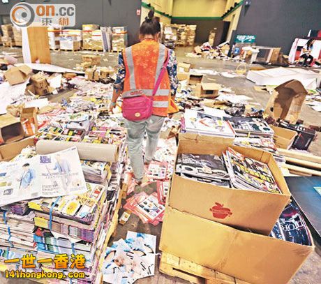 書展清潔工人要清理大量賣剩書籍，場面猶如走難。.jpg