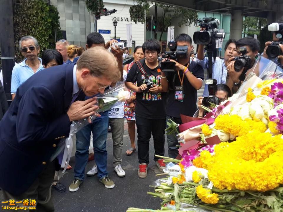 美國駐泰大使今午也去了四面神前向死難者致獻花.jpg